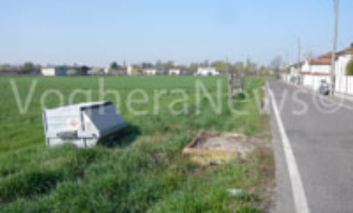 VOGHERA 26/10/2014: Ancora cassonetti ribaltati in strada Grippina. Vandalismo o protesta?