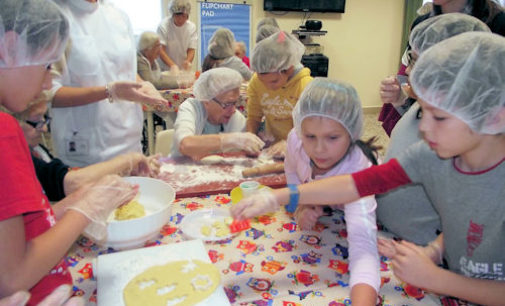 VOGHERA 29/10/2014: Scuola. La 4^A della De Amicis al “laboratorio di cucina con i nonni” dello Zanaboni