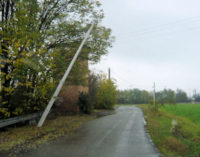 VOGHERA 14/11/2014: Il palo inclinato incombe si strada Folciona