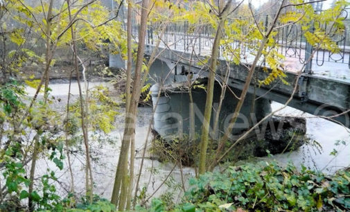 VOGHERA SALICE TERME 17/11/2014: Calano le piogge ma non l’allerta in Oltrepo. A Voghera allarme per l’esondazione di un rio che mette a rischio la ferrovia. A Salice il ponte resta chiuso e si attende di sapere se ci sono i soldi per sistemarlo