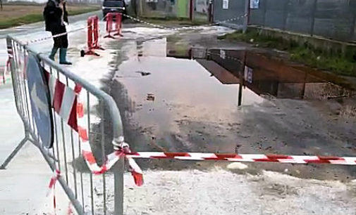 SANNAZZARO 24/11/2014: Camion perde 1.000 litri di olio in strada. (FOTO E VIDEO)