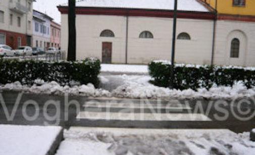 VOGHERA 22/01/2015: Neve. Attraversamenti pedonali sporchi. La foto di un lettore