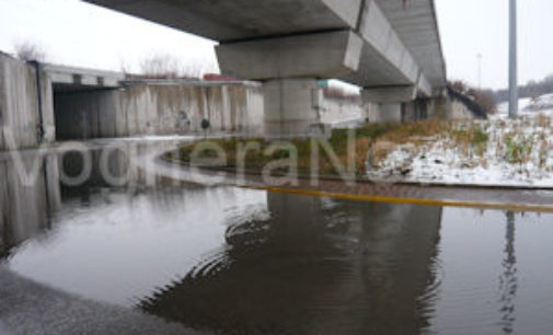 VOGHERA 22/01/2015: Ancora chiusa la rotonda Nenni. In giornata tentativi per liberala dall’acqua. Polemico il responsabile della Protezione Civile: “Possiamo impegnarci ma il problema resta perchè quella rotonda non andava costruita in quel punto”