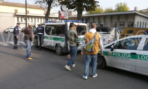 VOGHERA 24/01/2015: Sassi sulle case. Vigli accorrono in piazzale Fermi