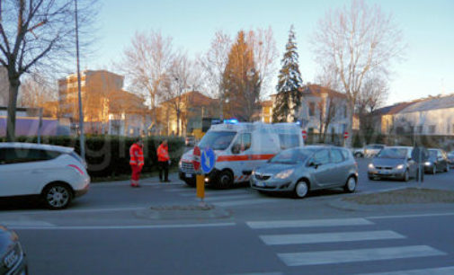 VOGHERA 02/02/2015: Auto butta a terra anziano alla rotonda della piscina