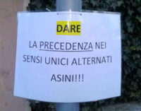 SALICE TERME 13/02/2015: Strada stretta ma nessuno rispetta i segnali… e qualcuno scrive “Asini”