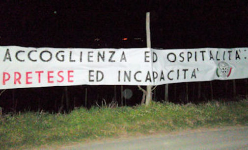 BORGO PRIOLO 28/03/2015: CasaPound Pavia espone striscione a La Torretta: “Assurde le pretese degli immigrati ospitati in quell’agriturismo”