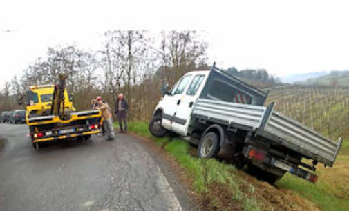 TORRAZZA COSTE 18/03/2015: Camion esce di strada e rischia di ribaltarsi