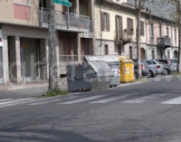 VOGHERA 13/04/2015: Ancora cassonetti nei mirino dei vandali. Rovesciati quelli lungo le vie del centro