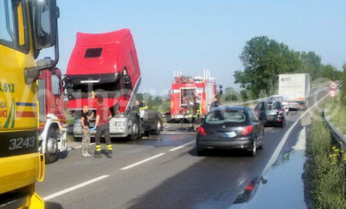 VOGHERA 24/04/2015: Le spettacolari immagini (FOTO&VIDEO) del fuoco che esce da un Tir  fermo in tangenziale