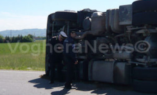 ZINASCO 29/04/2015: Ribaltamento tir cisterna Gpl. Sp193 chiusa fino a domani