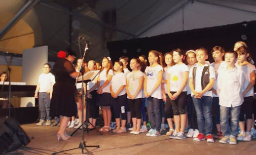VOGHERA 08/06/2015: Il Coro della Scuola Primaria De Amicis partecipa a “Concludiamo cantando”