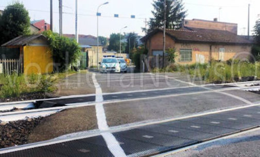 VOGHERA 11/06/2015: Abbattuta una delle sbarre del passaggio a livello. Rischio collisione auto treni