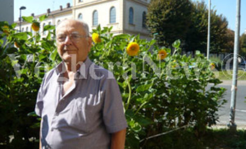 VOGHERA 16/06/2015: Guido Schiavo stupisce ancora. Sulla rotonda di via Verdi pianta fiori altissimi e bellissimi… e su un cartello scrive: “Regalo i semi a chi vuole far bello il suo giardino”