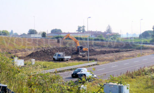 VOGHERA 11/06/2015: Allagamenti in tangenziale. Si tenta la soluzione del bacino di raccolta delle acque piovane. Rasta il problema di quella cunetta sul ponticello…