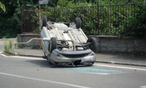 PAVIA 15/07/2015: Auto si ribalta al Crosione