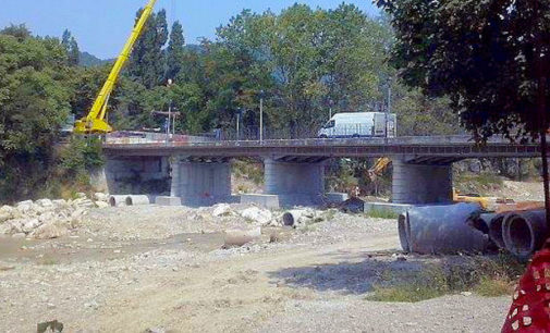 SALICE TERME 08/07/2015: Ponte. Sempre più vicina la riapertura. Ora le prove di carico poi l’asfalto e poi il via libera