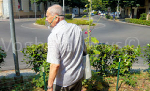 VOGHERA 15/07/2015: L’ex carabiniere Guido Schiavo prosegue la sua missione anche con la maschera dell’ossigeno. Sempre pronto a piantare fiori, regalare semi ma anche a denunciare chi depreda le aiuole pubbliche