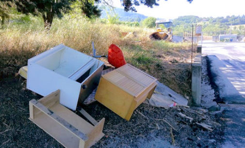 ZAVATTARELLO 27/07/2015: Caccia a chi sporca il paese con le foto dei rifiuti scaricati in strada