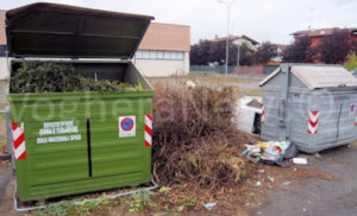 VOGHERA 16/09/2015: Ancora rifiuti gettati in modo illecito a fianco dei cassonetti. Succede in strada Grippina