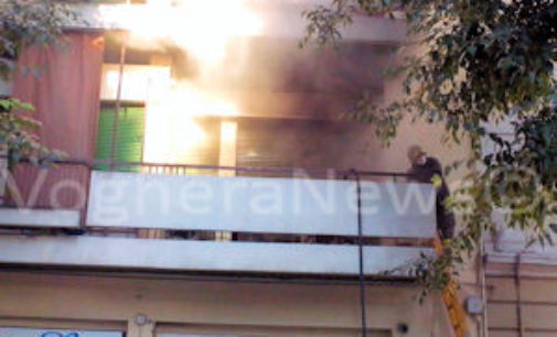 VOGHERA 25/09/2015: I pompieri e un inquilino eroe salvano gli abitanti di un palazzo invaso dal fumo di un incendio. L’uomo è entrato un stanza e ha portato fuori un’83enne