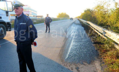 VOGHERA 06/11/2015: Chiazza di bitume sulla strada. Transennata la zona