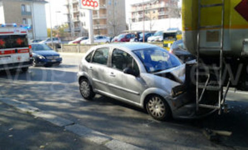 VOGHERA 05/11/2015: Scontro in città. Auto tampona cisterna. Un ferito