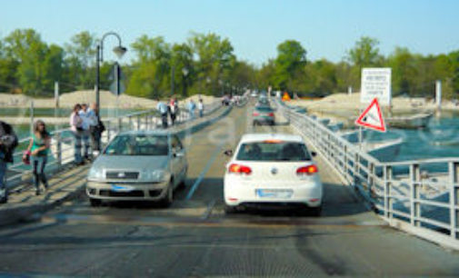 BEREGUARDO 16/12/2015: Ponte di barche. Domani la riapertura al traffico. Da gennaio ipotesi di senso unico alternato