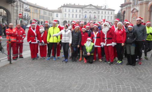 VOGHERA 26/12/2015: Anche nella città iriense la corsa dei Babbo Natale. Durante la “gara” raccolti alimenti per la Caritas