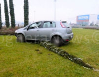 VOGHERA 30/12/2015: Ancora una rotonda presa in pieno da un’auto. Abbattuti cartelli e faretti