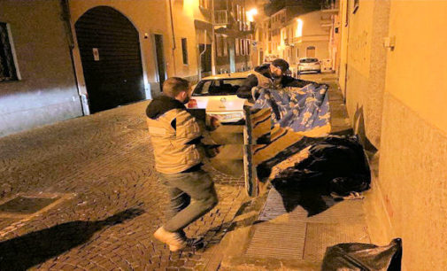 VOGHERA PAVIA 23/12/2015: Coperte ai senzatetto che dormono in strada. Operazione “Inverno caldo” stanotte dell’associazione La Salamandra Pavia