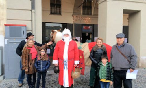 VOGHERA 21/12/2015: Natale. Anche Babbo Natale con un cavallo fra le vie del centro