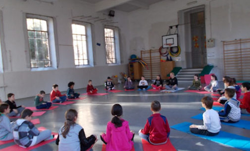 VOGHERA 25/01/2016: Scuola. Lezioni di yoga alla Scuola Primaria De Amicis