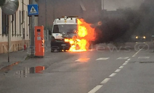 VOGHERA 16/02/2016: Prima il fumo poi le fiamme. Incendio divora l’ambulanza della Misericordia di Cervesina. “Ora siamo senza mezzo. Se vuole la popolazione può aiutarci”