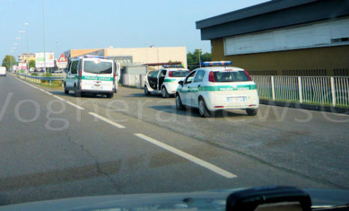 VOGHERA 29/02/2016: Controlli su strada dei Vigili. Due auto sequestrate e portate via con il carro attrezzi perchè prive di assicurazione