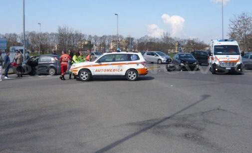 VOGHERA 21/03/2016: Scontro alla rotatoria del Palazzetto. Ferite 4 persone