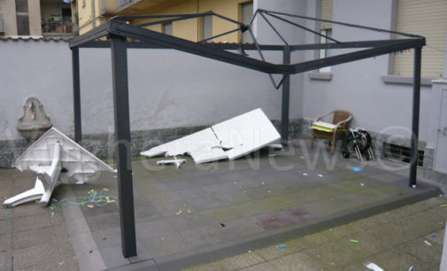 VOGHERA 30/03/2016: Ragazza cerca di scendere al piano terra calandosi dal balcone al terzo piano. Cade ma si salva. Miracolata da un gazebo e dai fili dello stendibiancheria