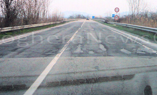 VOGHERA 01/03/2016: Piove, le buche sulle strade si allargano. Grossi disagi in tangenziale dove 2 auto hanno bucato gli pneumatici. Allertate le forze dell’ordine e la Provincia