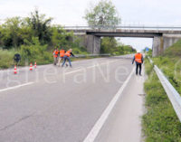 VOGHERA 28/04/2016: Follia dei ladri di rame. Tagliano i cavi del palo vicino all’autostrada rischiando di far cadere quelli vicini sul traffico. (VIDEO) Intervento d’urgenza questa mattina per eliminare la campata pericolante