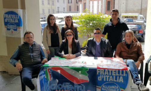 VOGHERA 16/05/2016: Successo sabato del tavolo pro legittima difesa di Fratelli d’Italia