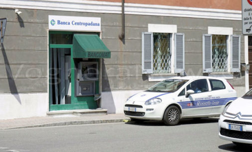 RETORBIDO 17/05/2016: Spaccata alla banca. I banditi prendono a mazzate una vetrata per arrivare ai soldi del bancomat