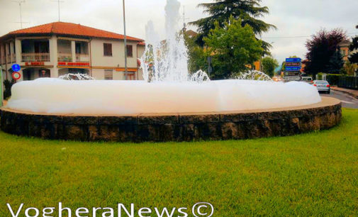 RIVANAZZANO 01/05/2016: La fontana erutta schiuma. Atto vandalico stanotte all’ingresso del paese