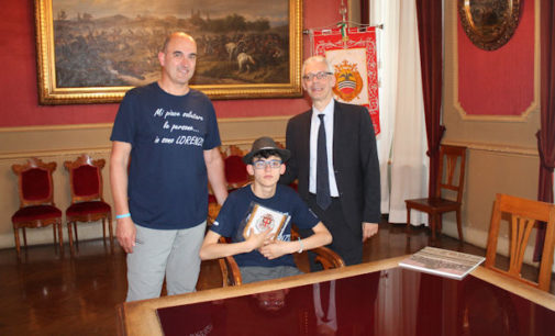 VOGHERA 15/06/2016: Autismo. Lorenzo, giovane “Ambasciatore del saluto”, ricevuto in municipio dal Commissario Prefettizio Sergio Pomponio