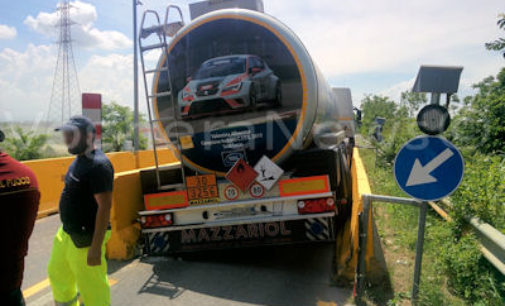 CORNALE 06/06/2016 – Cisterna si incastra fra le barriere di protezione del ponte sul Po