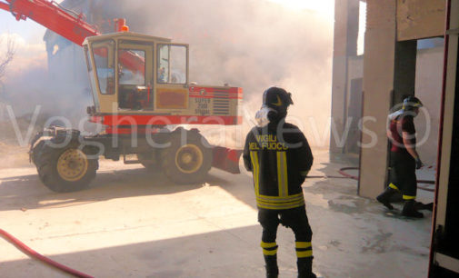 VOGHERA 12/06/2016: Incendio al capannone agricolo. Perso il raccolto. Crollato anche il tetto. Pompieri ancora sul posto per gli ultimi focolai. Danni ingentissimi