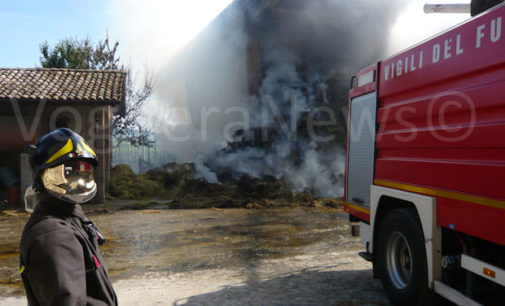 VOGHERA 10/06/2016: Incendio in un capannone agricolo. In fumo tonnellate di fieno. All’opera una decina di mezzi alcuni dotati di cannone spara acqua