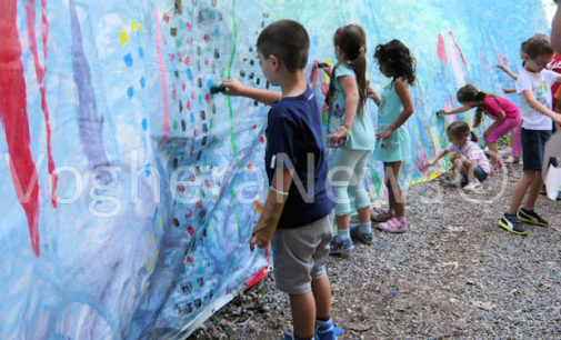 VOGHERA 27/06/2016: “Un mare…di colori al Museo”. Questa mattina i bambini delle scuole vogheresi hanno disegnato un grane murales abbellendo così l’ingresso del Museo di Sc. Naturali. Svolte anche le premiazioni del concorso per dare un nome al lupo mascottte del Museo