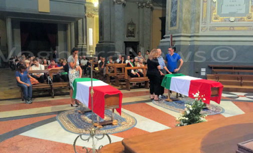 VOGHERA 22/07/2016: Vittime del terrorismo. Oggi alle 15.45 il funerale di Angelo e Gianna. Deciso un minuto di silenzio negli uffici e la sospensione della vendita di alimenti e bevande negli esercizi commerciali (AGGIORNAMENTI IN TEMPO REALE ALL’INTERNO)(DIRETTA VIDEO SUL CANALE FACEBOOK)