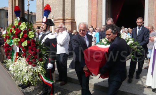 VOGHERA 22/07/2016: I funerali di Gianna e Angelo vogheresi vittime a Nizza. Gli strali del Vescovo… dell’Uomo Vittorio Viola… contro il terrorismo. “Uso esecrabile e blasfemo del nome di Dio”. “Siamo schifati dall’utilizzo del nome di Dio mentre si dà la morte” (IL VIDEO)