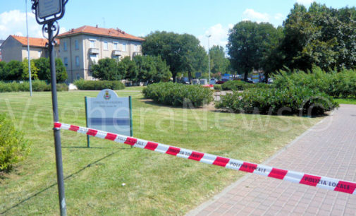 VOGHERA 27/07/2016: Proseguono le indagini sulla sanguinosa lite nei giardini di viale Montebello. Lo scontro a colpi di bottiglie rotte. Verso l’accusa di lesioni aggravate